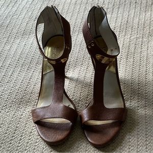 Michael Kors Women's Brown Saffiano Leather T-Strap
Sandals 6.5